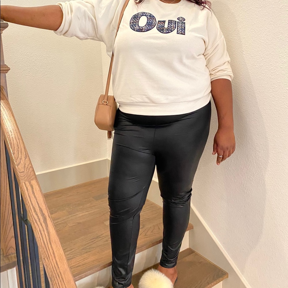 “Oui” White Sweatshirt